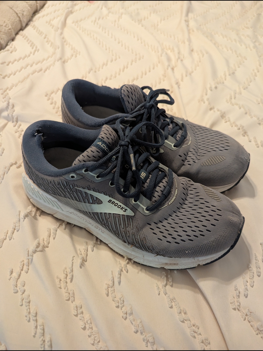 Brooks Addiction GTS womens's Running Shoes 10 - Gray